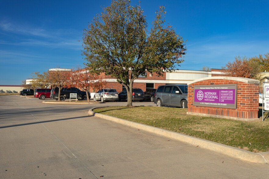 701 E Robinson St, Norman, OK à vendre - Photo du bâtiment - Image 2 de 4