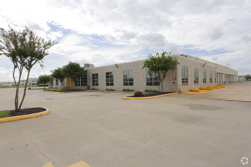 5661 Brittmoore Rd, Houston, TX à louer - Photo du bâtiment - Image 1 de 11