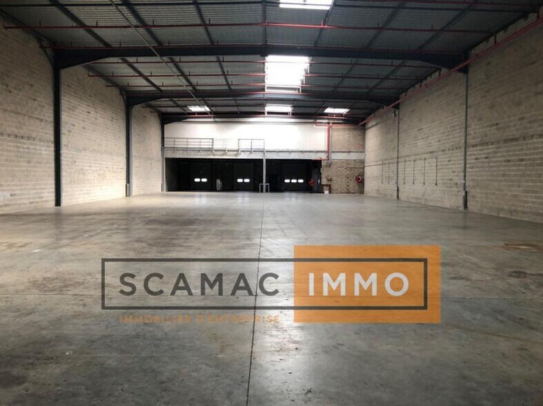 Industrial in Stains for lease - Building Photo - Image 1 of 5