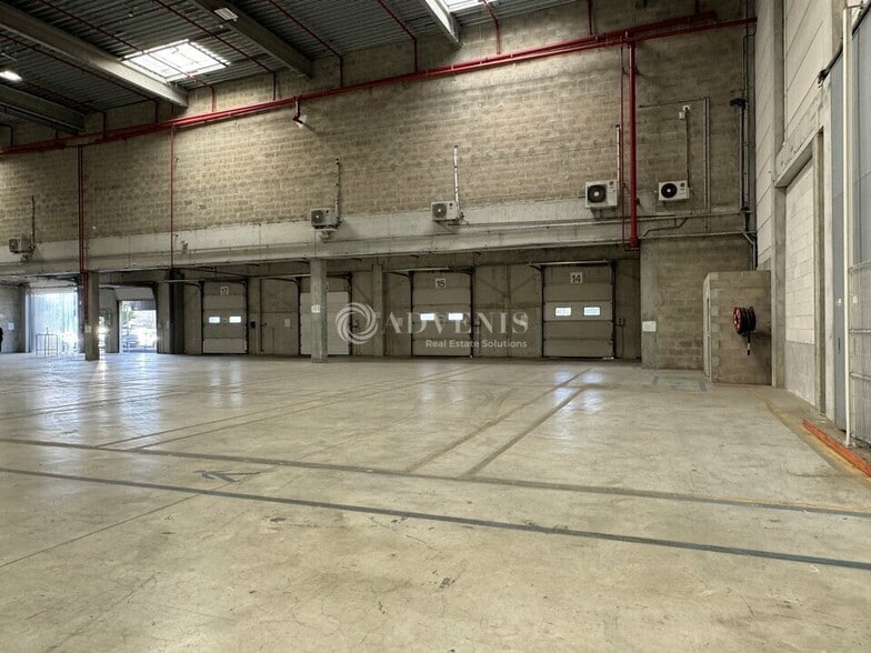 Industrial in Combs-la-Ville for lease - Building Photo - Image 3 of 7