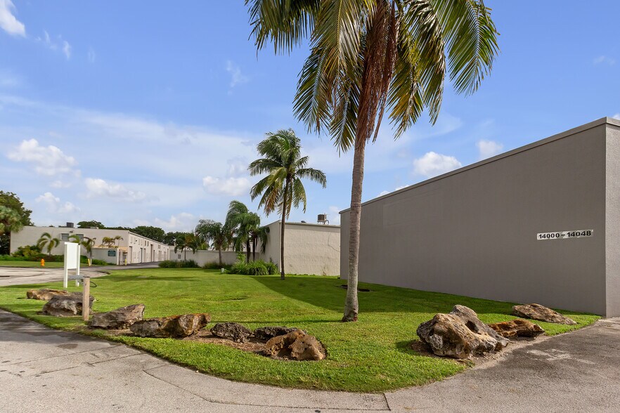 14000-14048 SW 140th St, Miami, FL à louer - Photo du bâtiment - Image 3 de 21