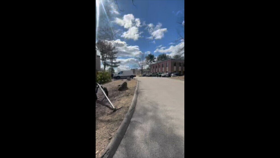 70 Hawes Way portefeuille de 2 propriétés à vendre sur LoopNet.ca - Vidéo sur l’inscription commerciale - Image 2 de 7