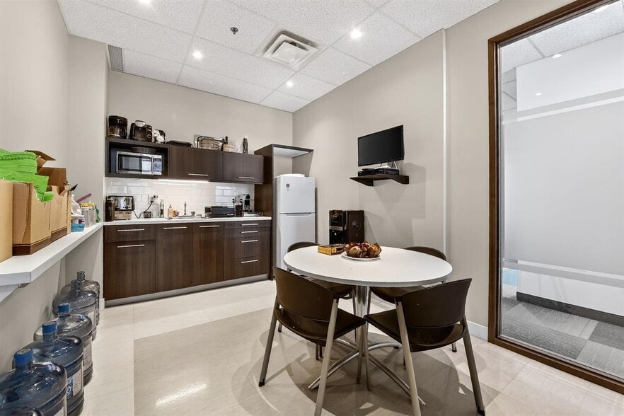 201-217 Boul du Curé-Labelle, Sainte-Thérèse, QC for lease - Interior Photo - Image 2 of 31