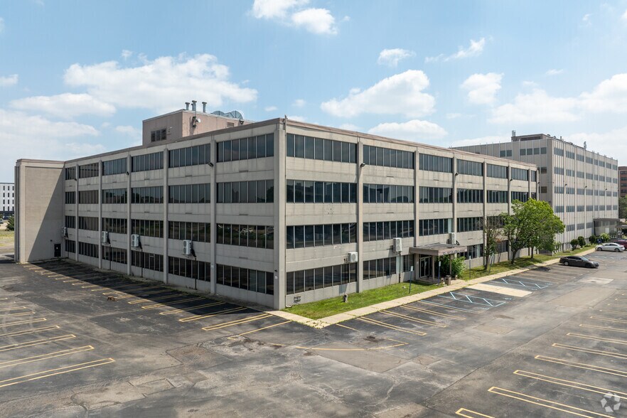 23100 Providence Dr, Southfield, MI à vendre - Photo principale - Image 1 de 10