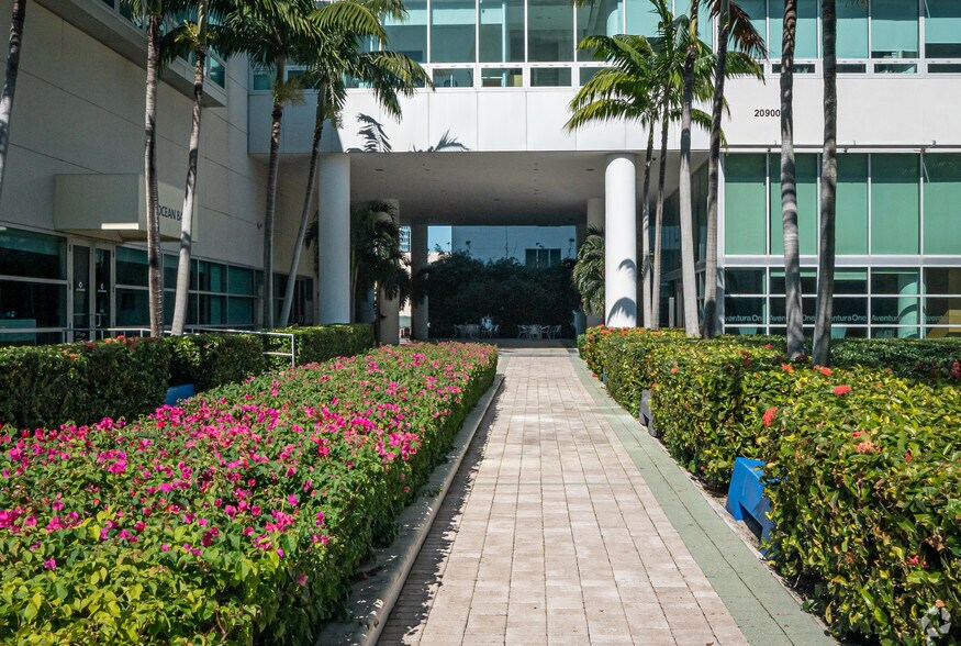 20900 NE 30th Ave, Aventura, FL à louer - Photo du bâtiment - Image 3 de 24