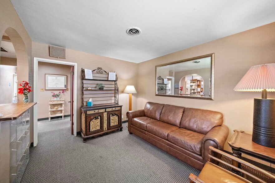 700 S Brea Blvd, Brea, CA à vendre - Photo du bâtiment - Image 3 de 25