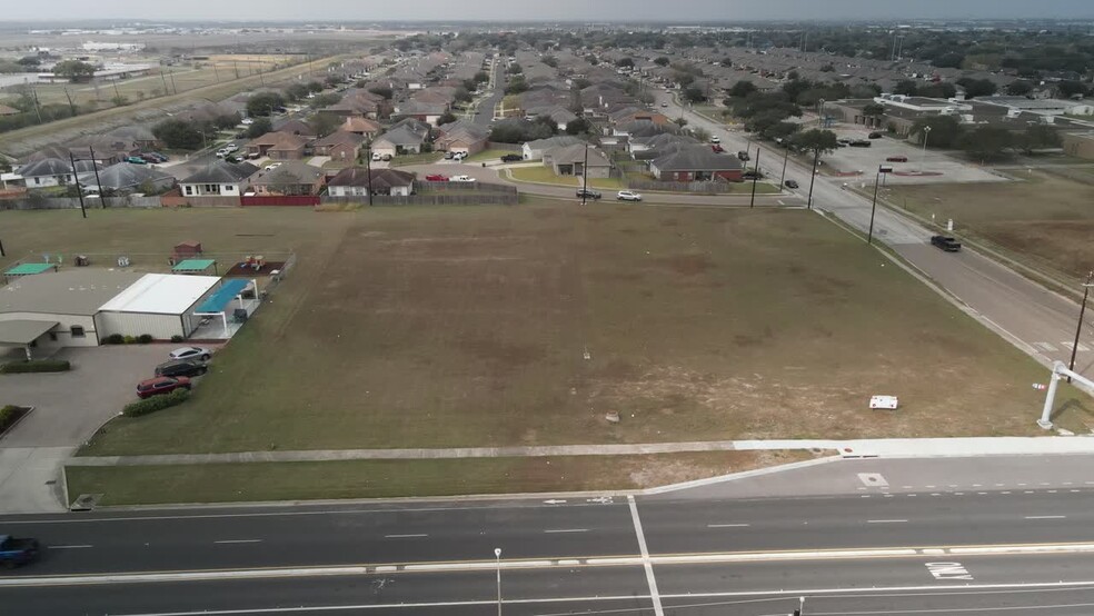 6205 Kostoryz Rd, Corpus Christi, TX à vendre - Vidéo sur l’inscription commerciale - Image 2 de 12