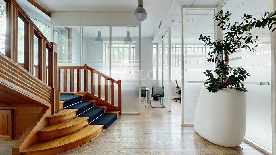 Retail in Lyon for lease - Interior Photo - Image 1 of 11