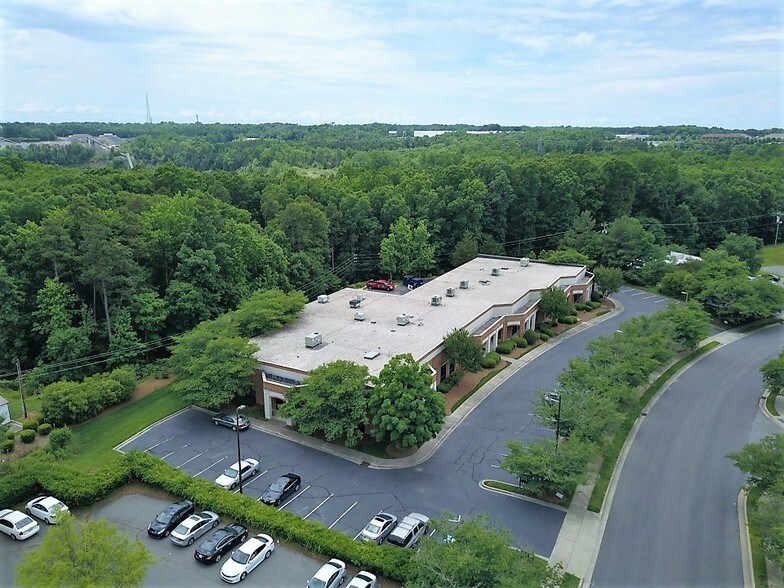 2400 Crownpoint Executive Dr, Charlotte, NC à louer - Aérien - Image 1 de 20