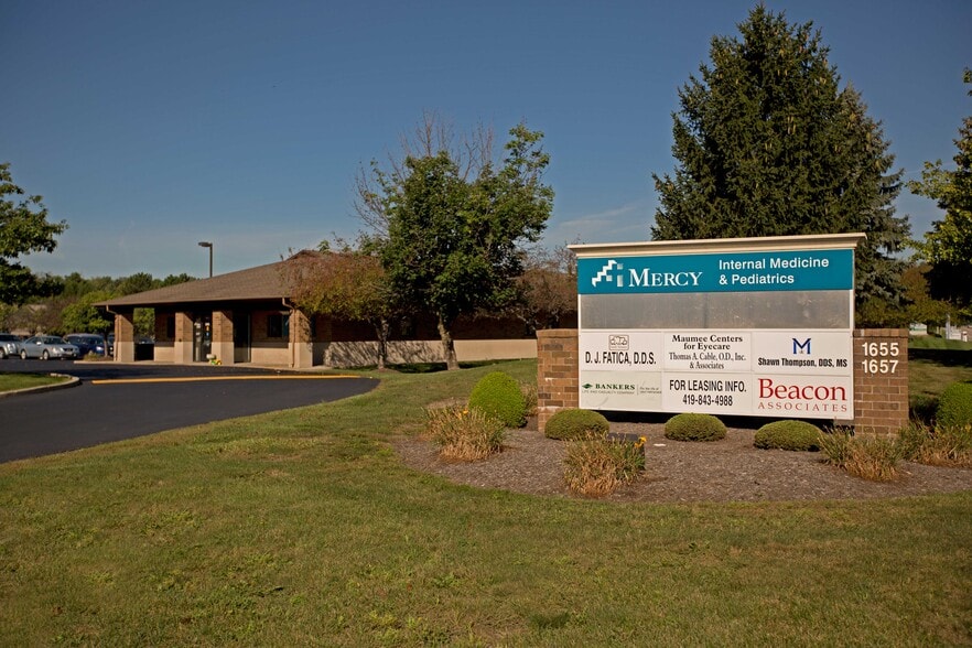 1655-1657 Holland Rd, Maumee, OH for lease - Building Photo - Image 2 of 5