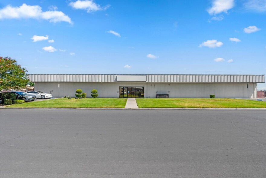 417 Galaxy Way, Modesto, CA à vendre - Photo du bâtiment - Image 2 de 16