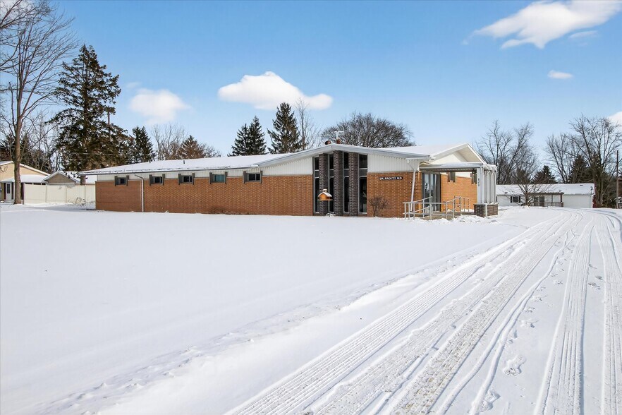 820 N Pine River St, Ithaca, MI à vendre - Photo du bâtiment - Image 2 de 69