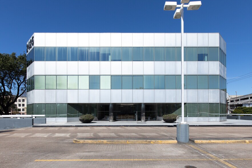 2425 Fountain View Dr, Houston, TX à louer - Photo du bâtiment - Image 2 de 5