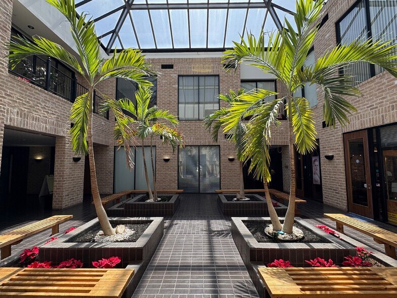 1919 Oakwell Farms Pky, San Antonio, TX à louer - Photo du bâtiment - Image 2 de 4