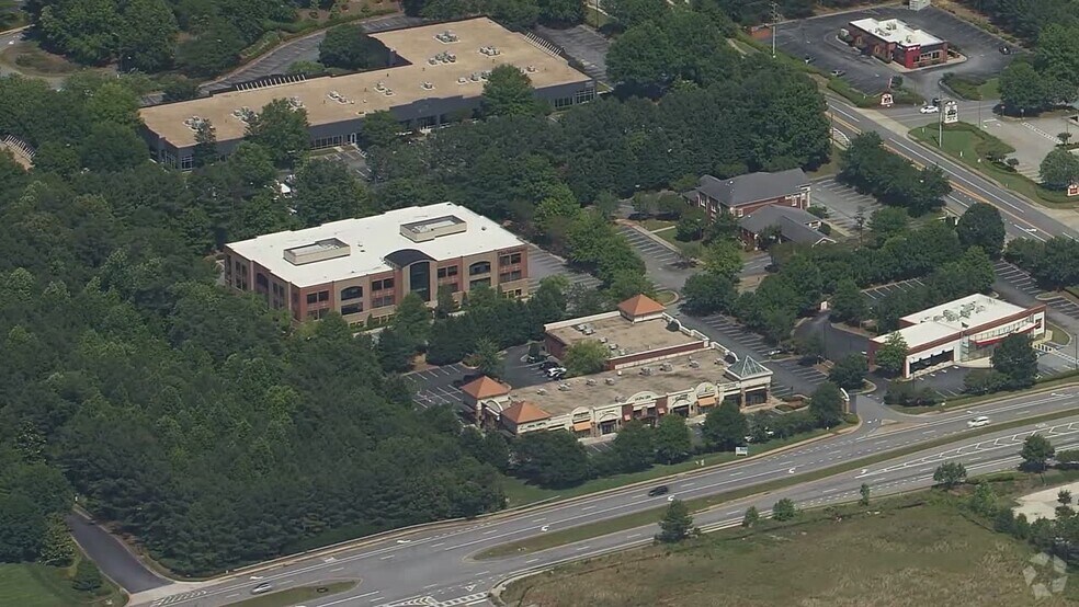2736 Meadow Church Rd, Duluth, GA à louer - Vidéo aérienne - Image 2 de 6