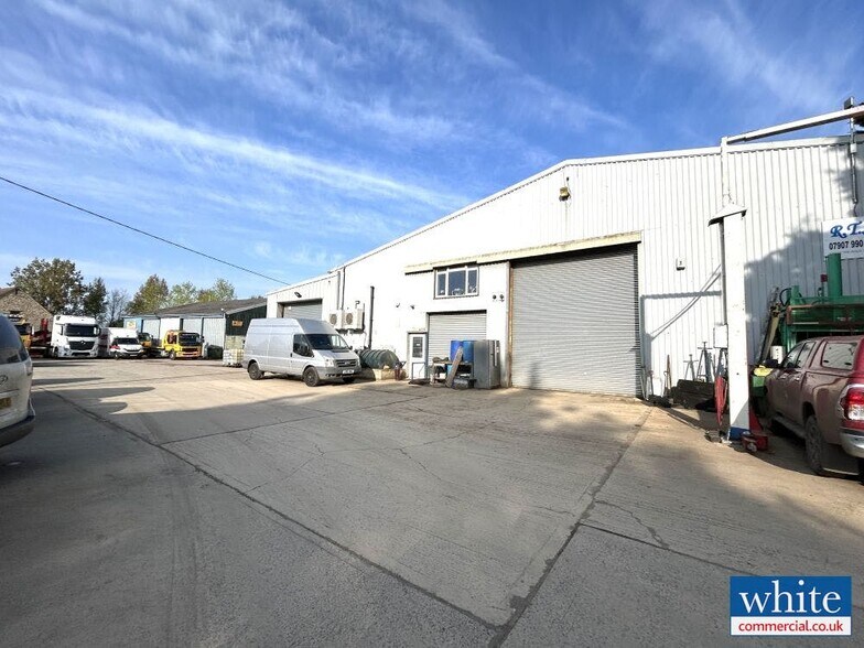 Baynards Green Business Park portefeuille de 5 propriétés à vendre sur LoopNet.ca - Photo principale - Image 2 de 3