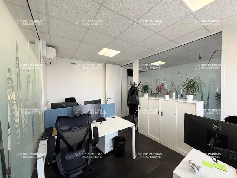 1 Place Charles De Gaulle, Montigny-le-Bretonneux for lease - Interior Photo - Image 3 of 6