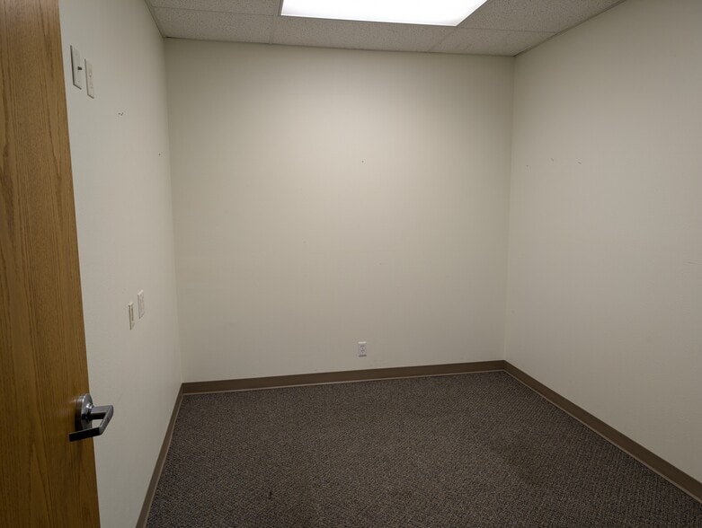 2015 S Broadway St, New Ulm, MN for lease - Interior Photo - Image 3 of 12