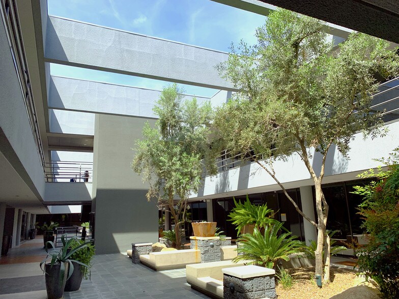 2929 E Camelback Rd, Phoenix, AZ à louer - Photo du bâtiment - Image 2 de 4