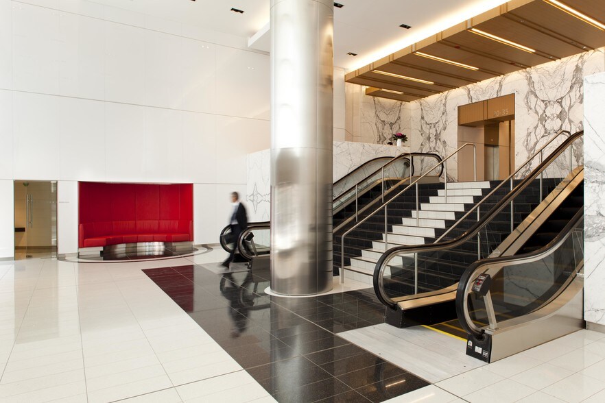 250 Yonge St, Toronto, ON à louer - Hall d’entrée - Image 3 de 24