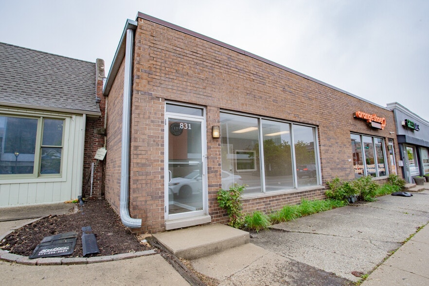 831 W Touhy Ave, Park Ridge, IL for lease - Building Photo - Image 2 of 13