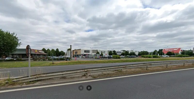 Retail in Mareuil-lès-Meaux for lease Building Photo- Image 1 of 2