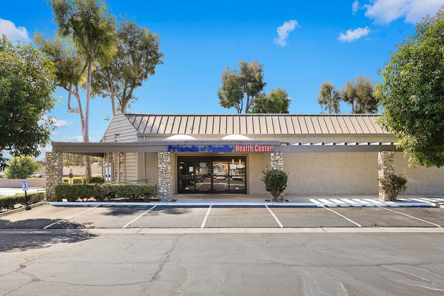 13112 Newport Ave, Tustin, CA à louer - Photo du bâtiment - Image 3 de 10