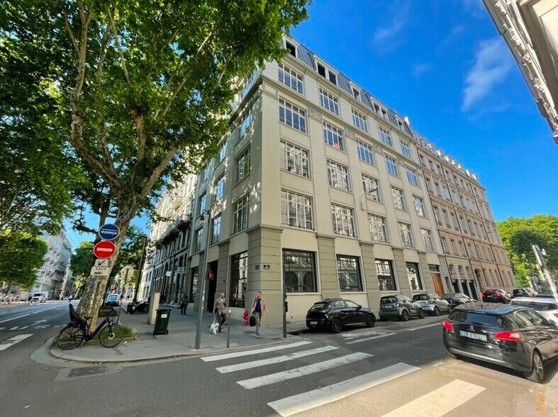 Office in Lyon for lease - Building Photo - Image 1 of 11