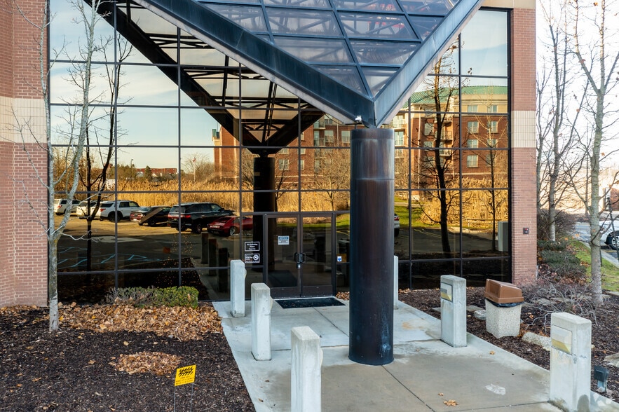 25900 W 11 Mile Rd, Southfield, MI for sale - Building Photo - Image 3 of 6