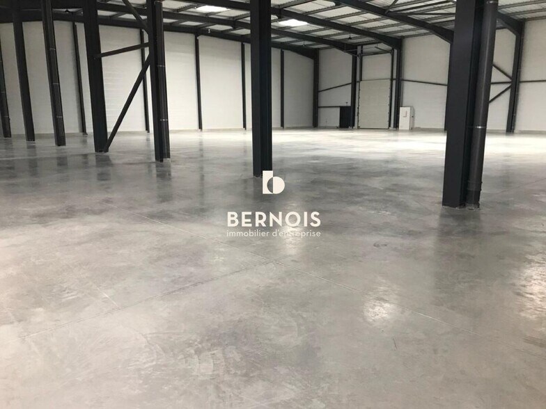 Flex in Signes for lease - Interior Photo - Image 2 of 5