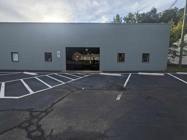 930 S Graham-hopedale Rd, Graham, NC à louer - Photo du bâtiment - Image 2 de 9