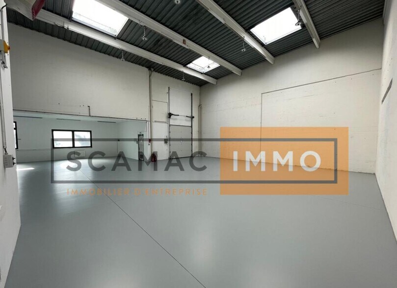 Industrial in Champs-sur-Marne for lease - Building Photo - Image 3 of 9