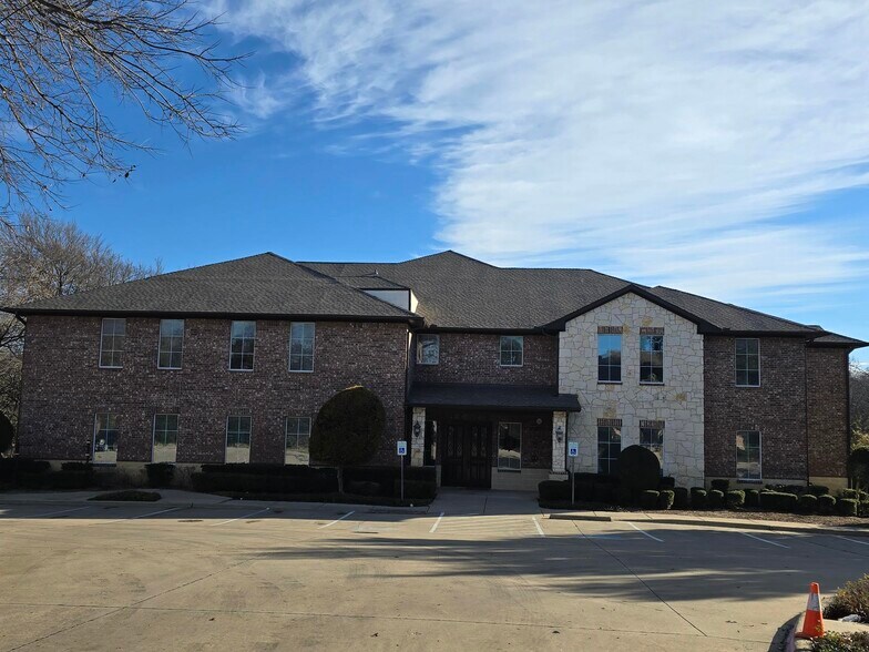 2340 Justin Rd, Highland Village, TX à louer - Photo du bâtiment - Image 3 de 6