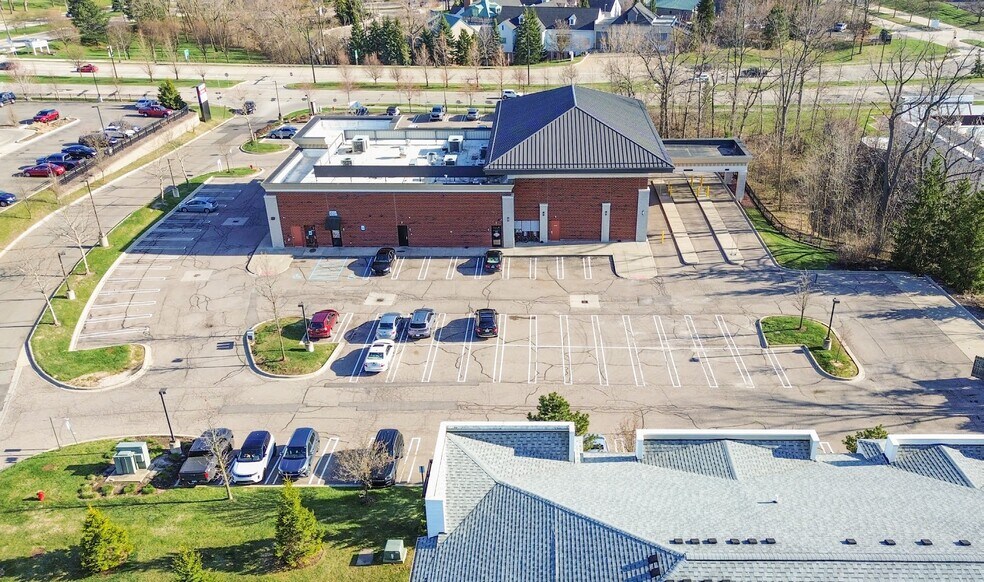 3355-3395 University Dr, Auburn Hills, MI à louer - Photo du bâtiment - Image 3 de 7