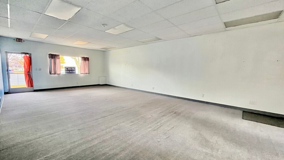 27051 Southfield Rd, Lathrup Village, MI for sale - Interior Photo - Image 2 of 9