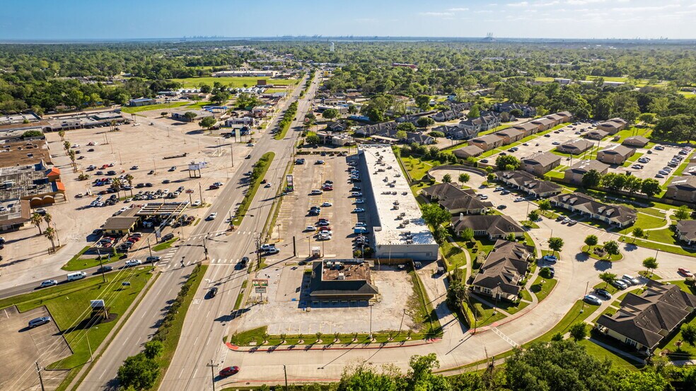 2215-2321 N Alexander Dr, Baytown, TX à vendre - Photo du bâtiment - Image 3 de 15