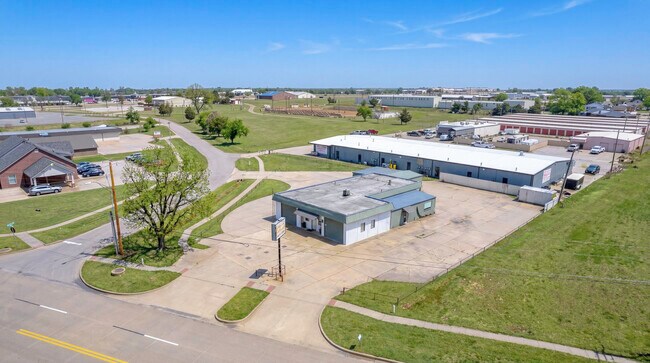 Plus de détails pour 401 S Ranchwood Blvd, Yukon, OK - Flex à vendre