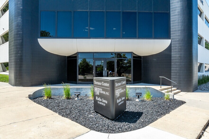 2700 Grand Ave, Des Moines, IA à louer - Photo du bâtiment - Image 3 de 7