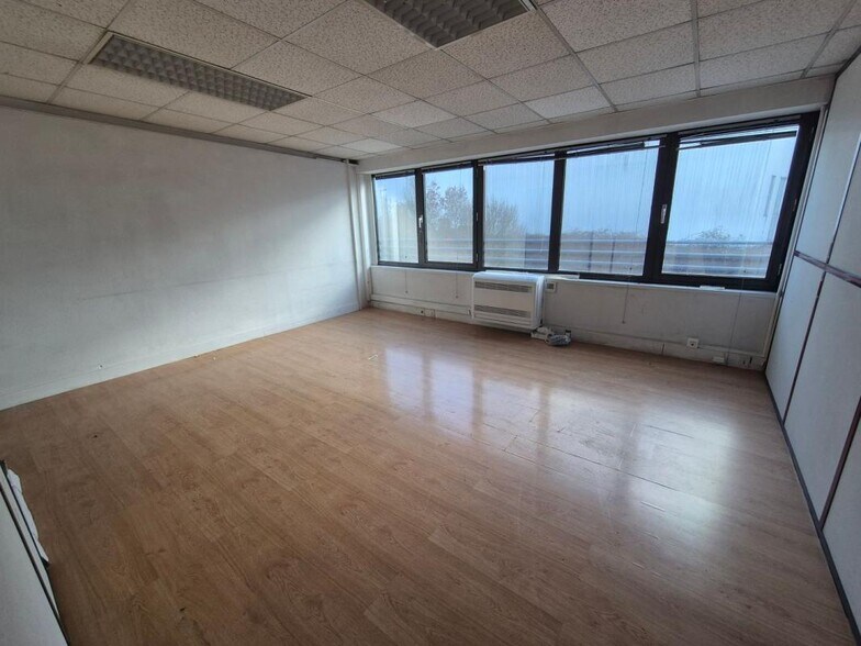 Office in Le Thillay for lease - Interior Photo - Image 3 of 4