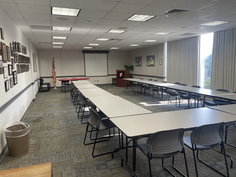 100 W Grove St, El Dorado, AR à louer - Photo du bâtiment - Image 2 de 3