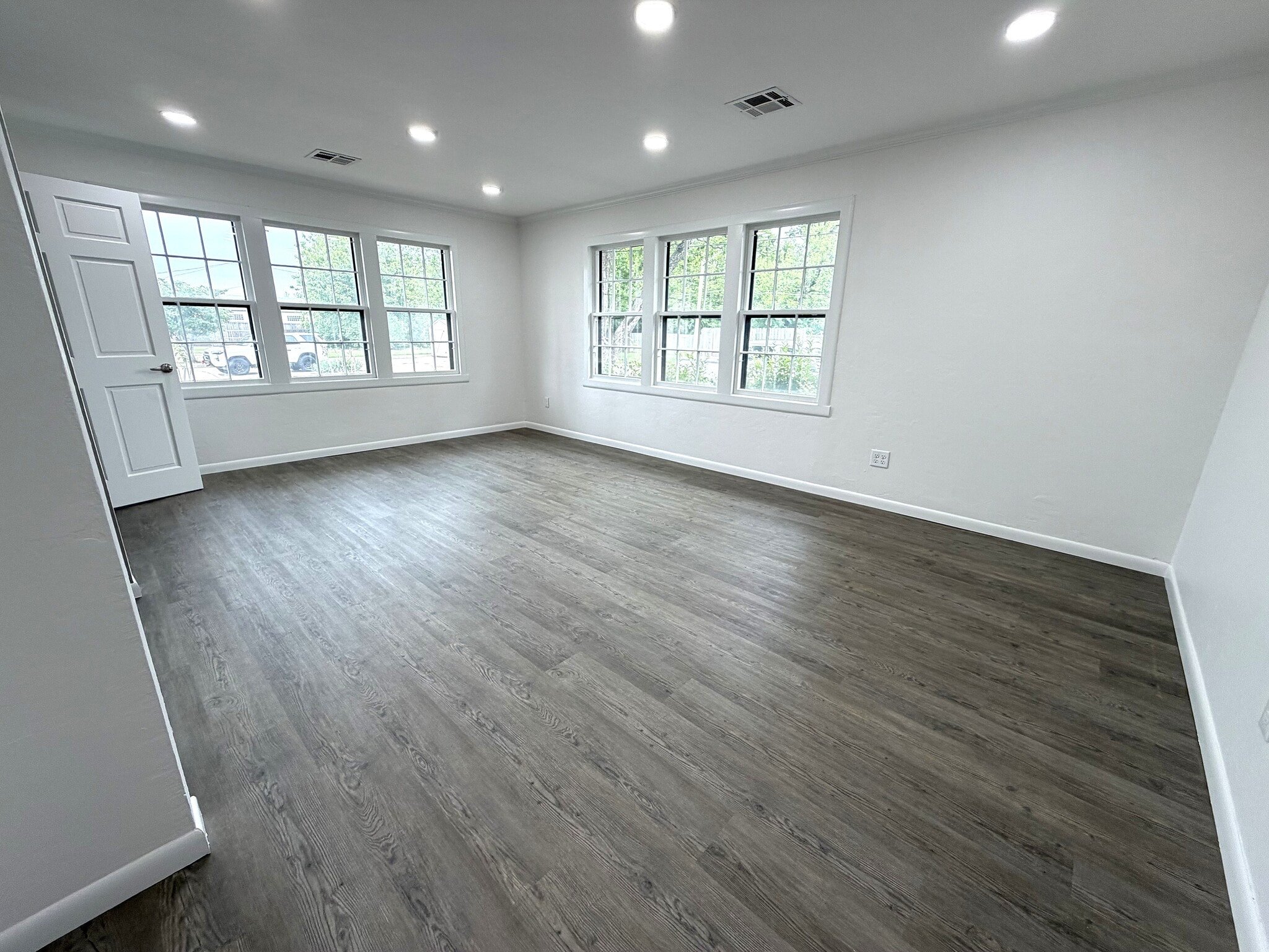 26 E 9th St, Edmond, OK for lease Interior Photo- Image 1 of 5