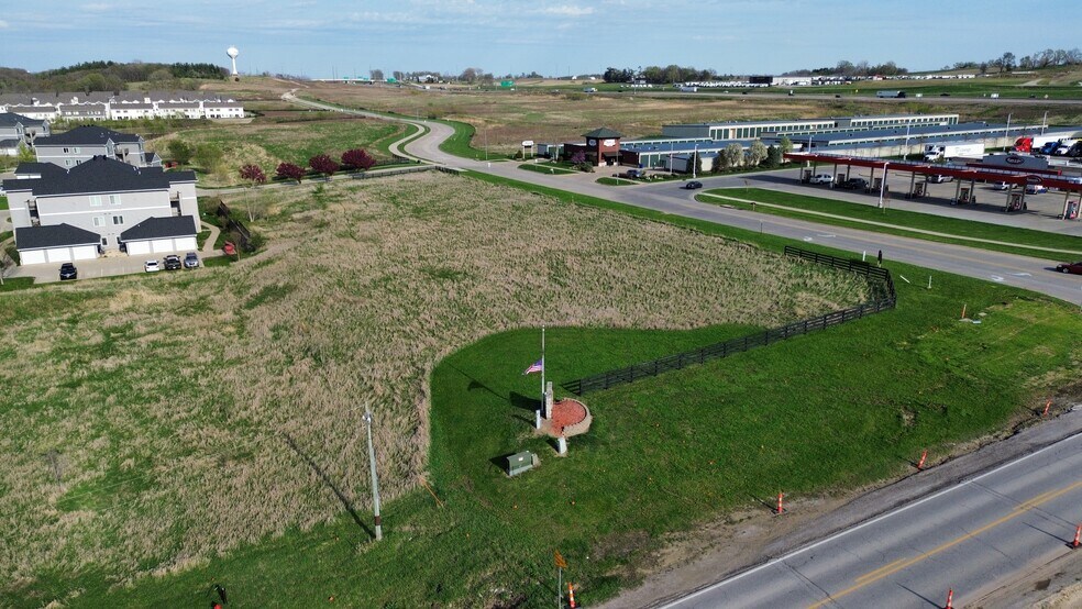 Village Drive, Tiffin, IA à vendre - Photo du bâtiment - Image 2 de 5