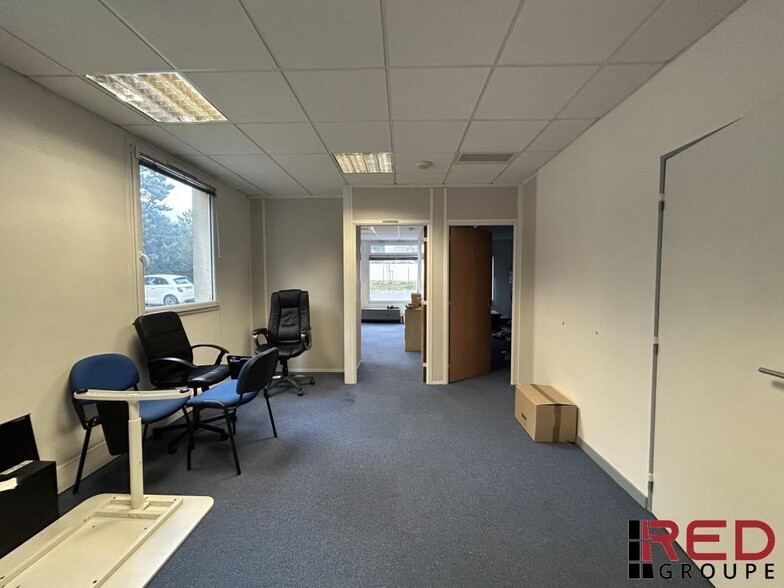 2090 Route Des Milles, Éguilles for lease - Interior Photo - Image 2 of 5