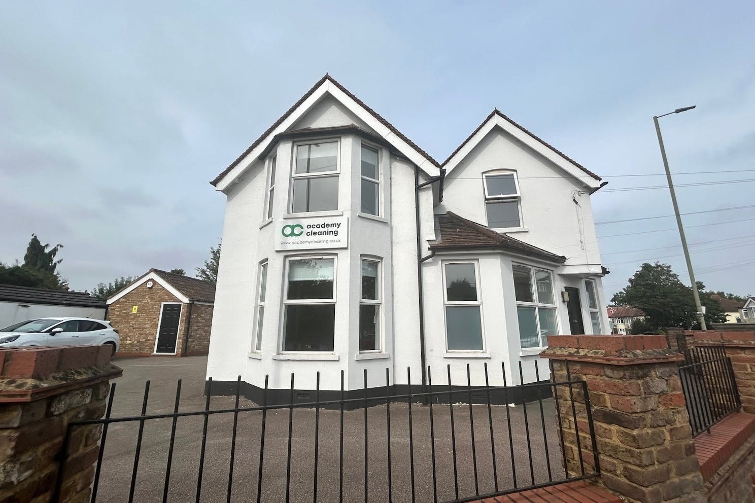 241 Chertsey Rd, Addlestone for lease Primary Photo- Image 1 of 8