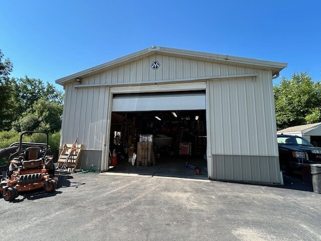 10 Manko Ln, Cheektowaga, NY à vendre - Photo du bâtiment - Image 3 de 16