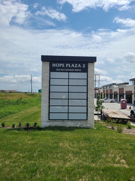 825 NE Gateway Dr, Grimes, IA à louer - Photo du bâtiment - Image 2 de 2