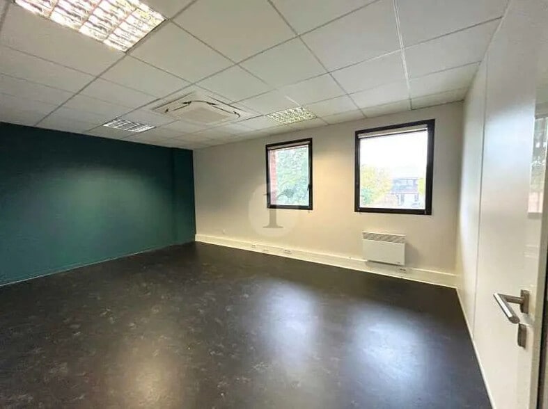 Office in Wambrechies for lease - Interior Photo - Image 1 of 5