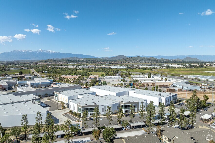 6604 Doolittle Ave, Riverside, CA à vendre - Aérien - Image 3 de 7