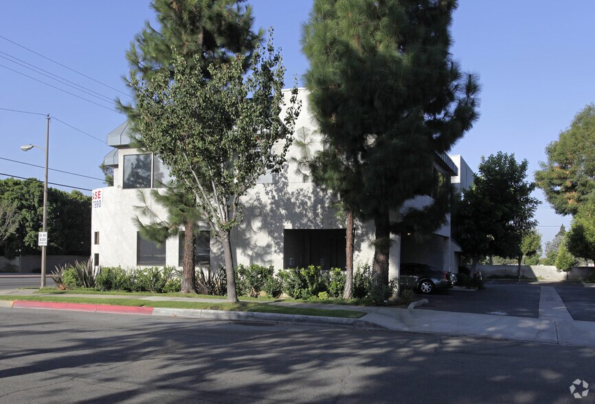 2811 E Katella Ave, Orange, CA à louer - Photo du bâtiment - Image 2 de 5