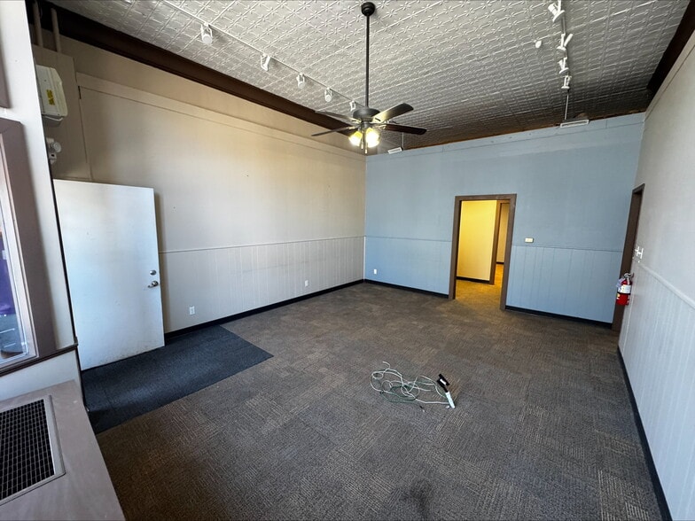 903 Main St, Adel, IA for lease - Building Photo - Image 2 of 6